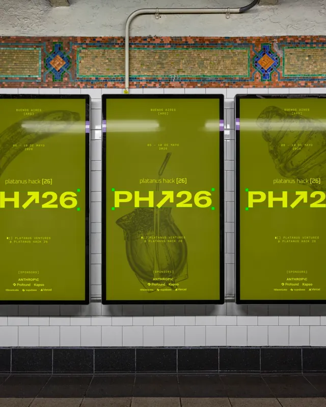 Platanus Hack 26 — afiches en metro